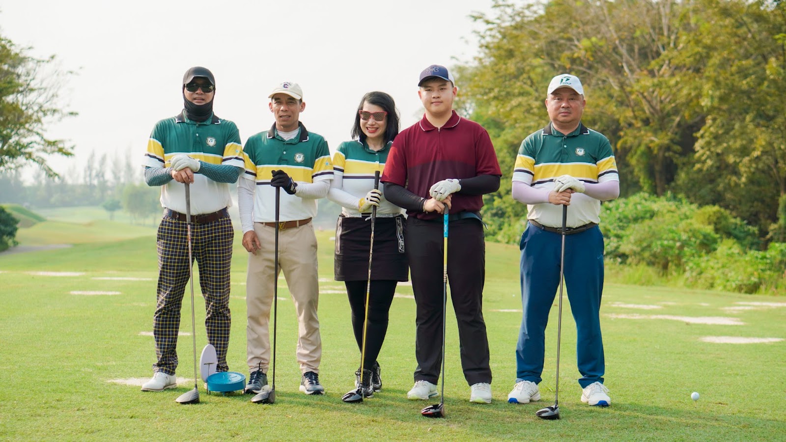 Các golfer tràn đầy năng lượng trên sân 