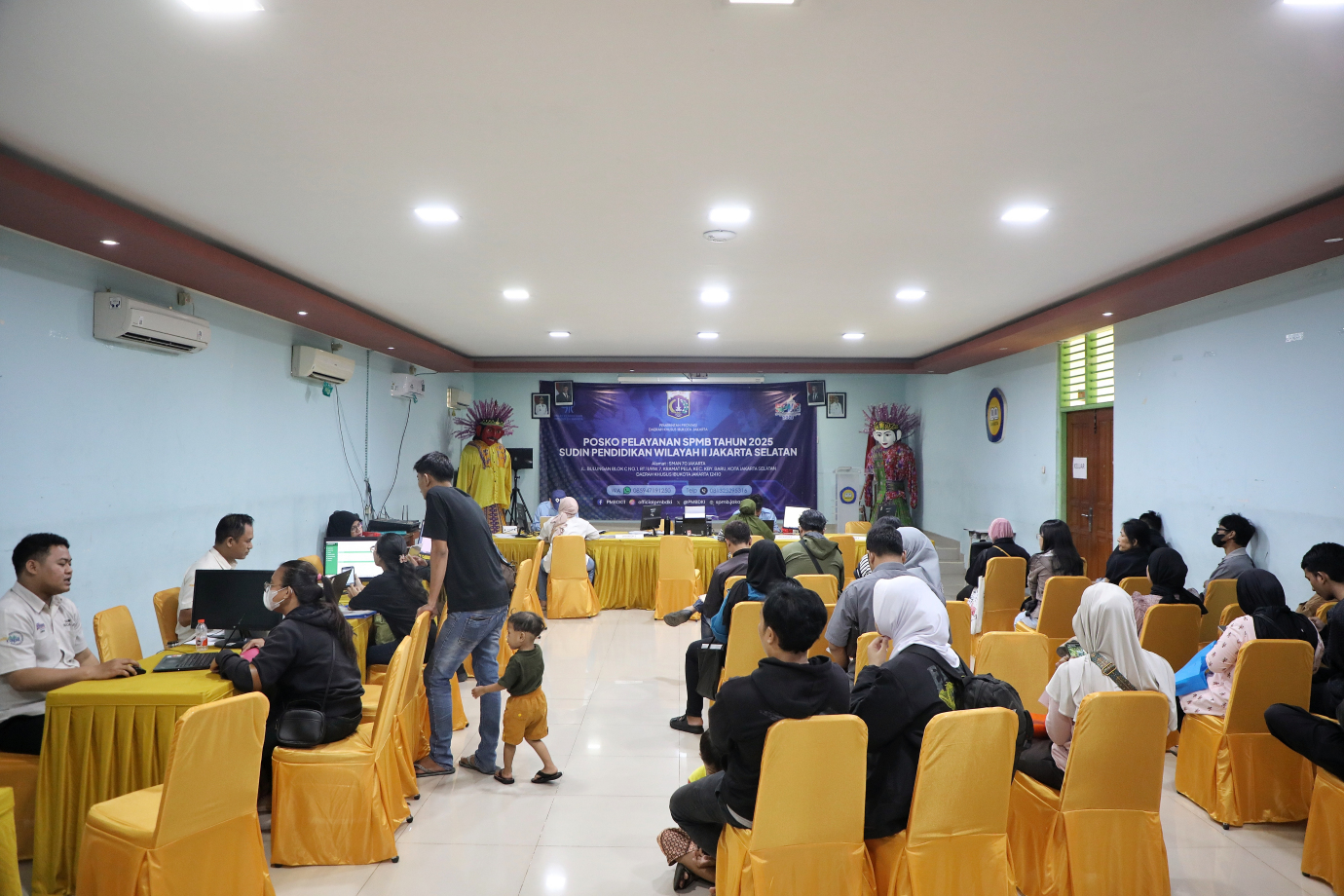 Suasana di Posko Pelayanan SPMB Jakarta Selatan 