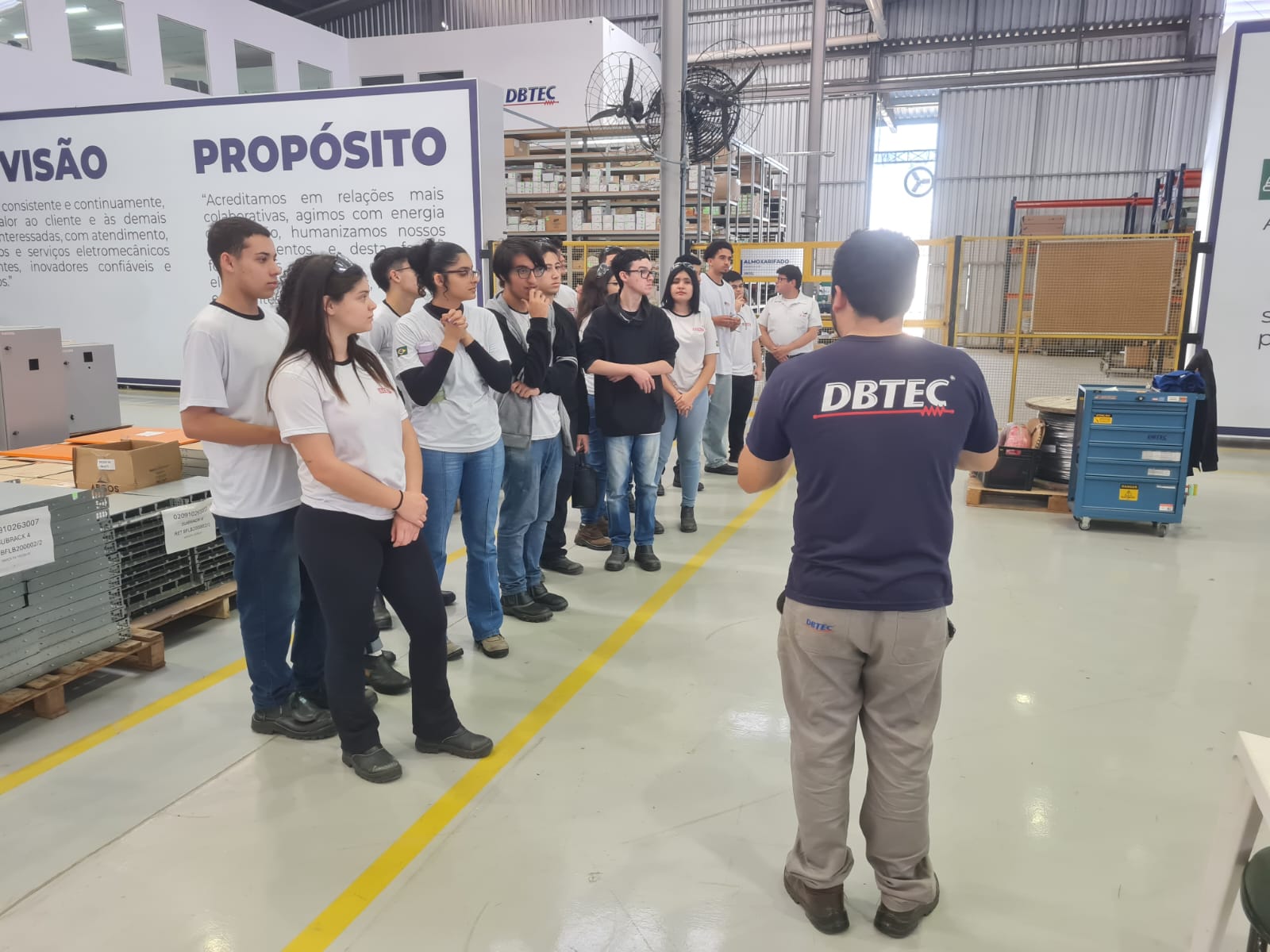 Visita técnica de alunos do SENAI às instalações da DBTEC