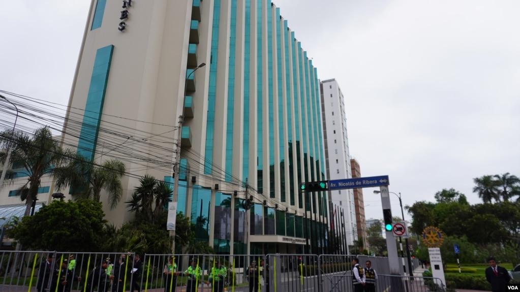 位于秘鲁首都利马的海豚会议中心酒店。美国总统拜登和中国国家主席习近平预计将在该酒店进行会晤。(美国之音记者李逸华拍摄,2024年11月15日)