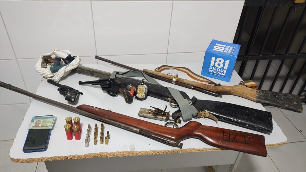 Armas encontradas com o suspeito  Foto: PC-ES