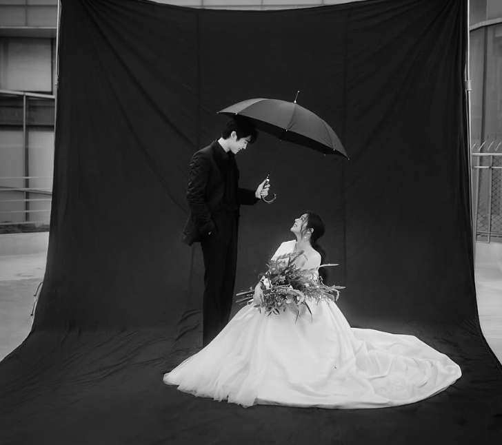 This contain an image of the beautiful wedding photos of Ailee and Singles Inferno's Si Hun.