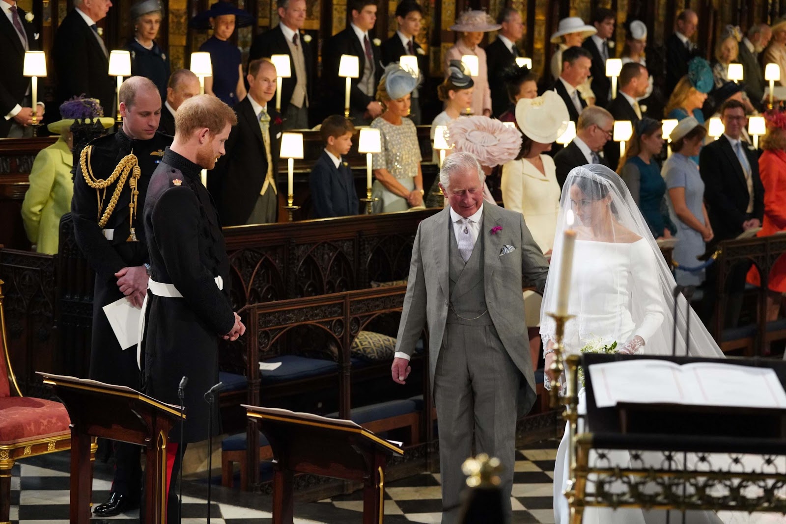 Le roi Charles conduit Meghan Markle à l'autel
