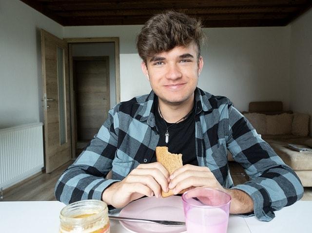 A college student eating breakfast shows the concept of addiction on campus