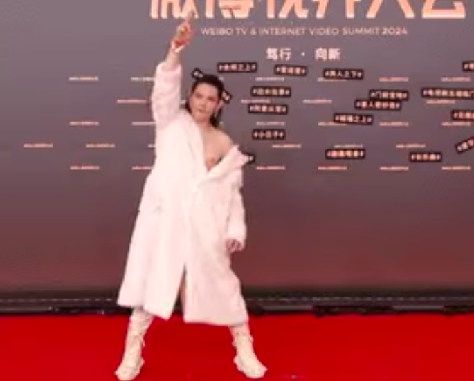 This contain an image of Jacky Heung wardrobe malfunction at Weibo Vision Night 2024 