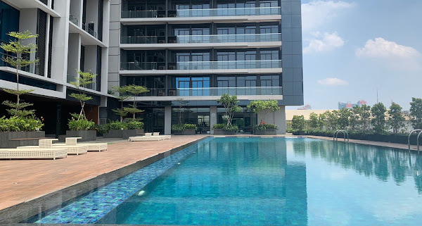 Pemandangan kompleks Ciputra World Surabaya lengkap dengan apartemen, hotel, dan pusat perbelanjaan.