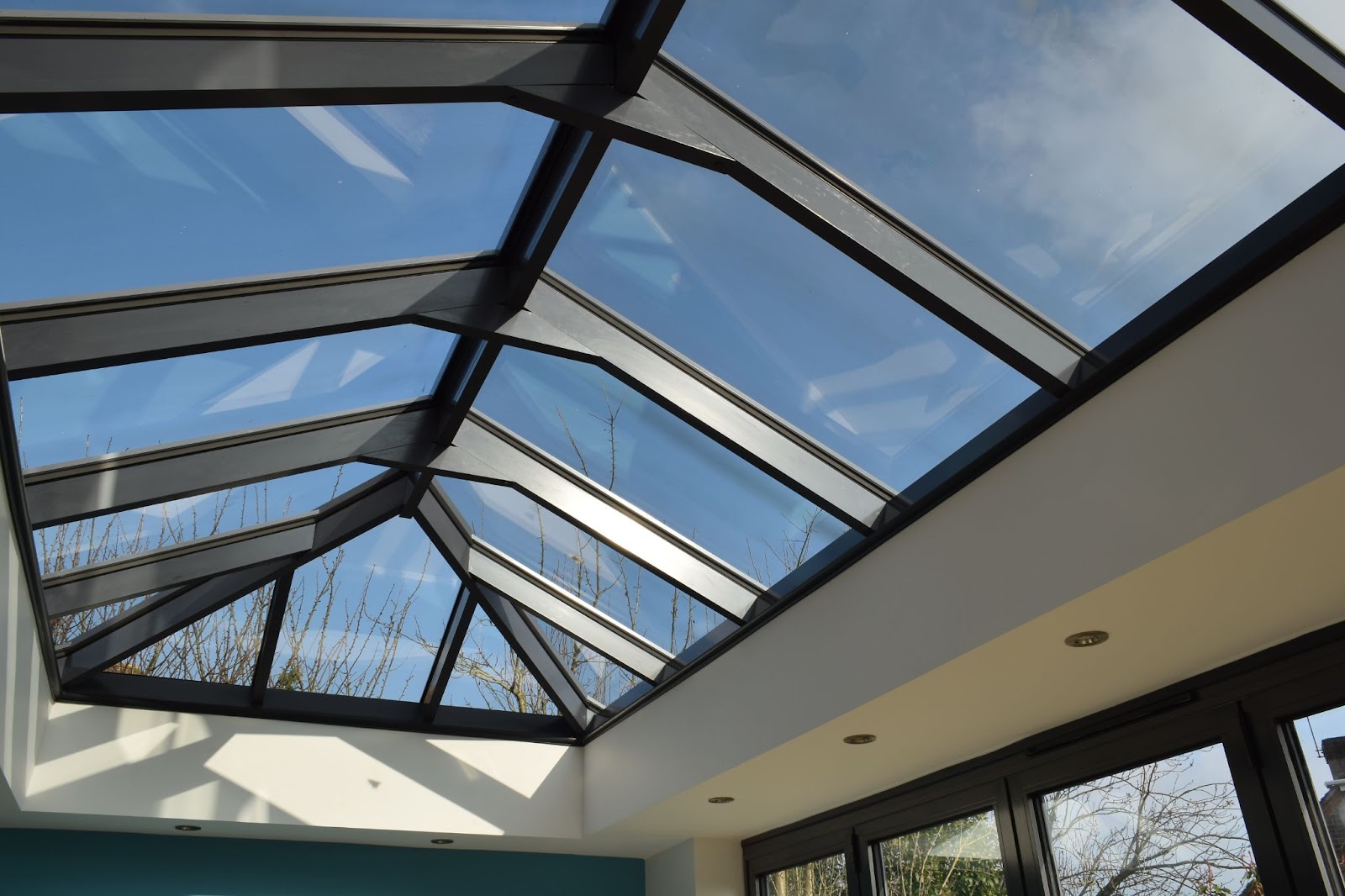 atlas vs korniche roof lantern : a large atlas roof lantern close up looking into a clear sky 