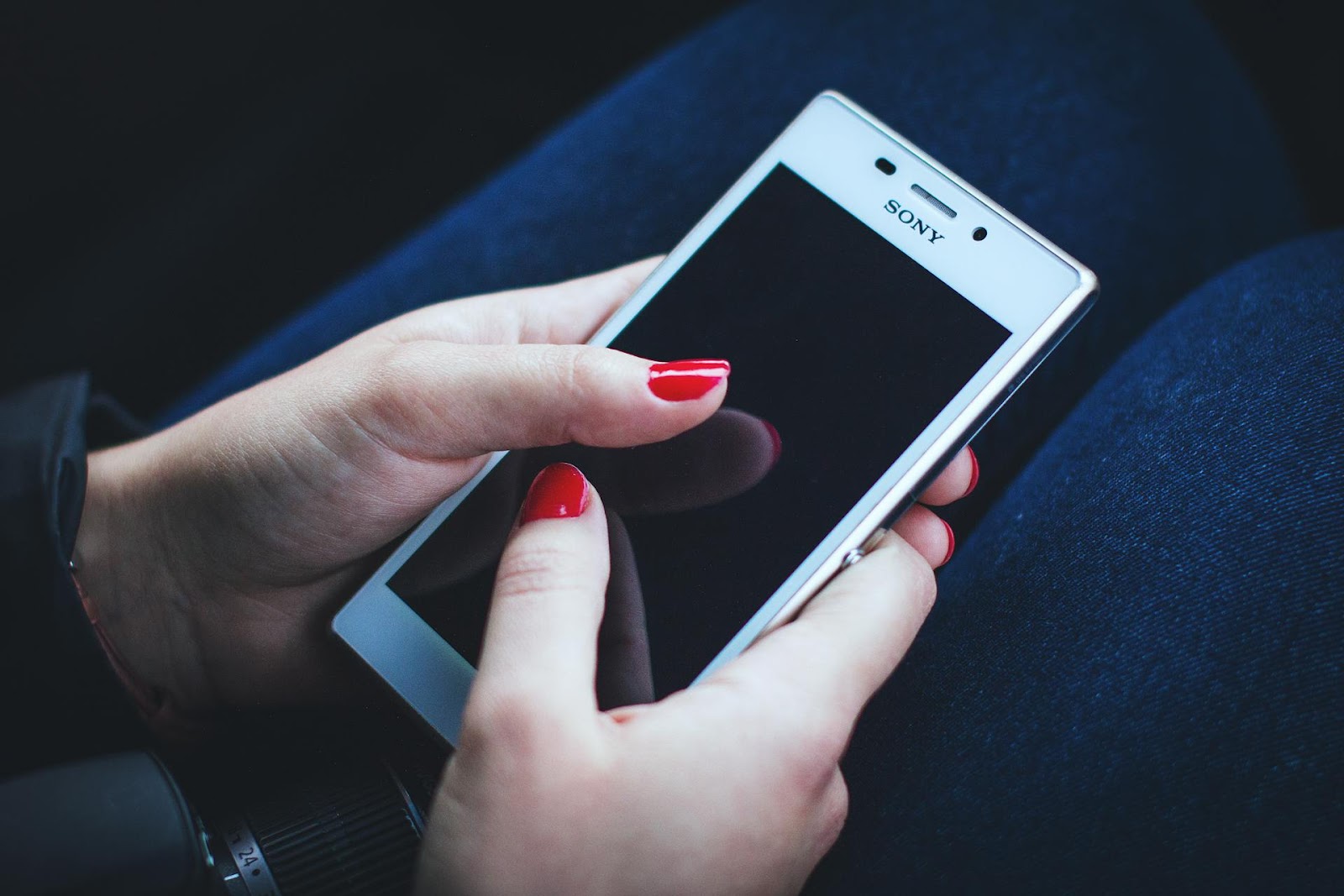 A woman holding a phone | Source: Pexels