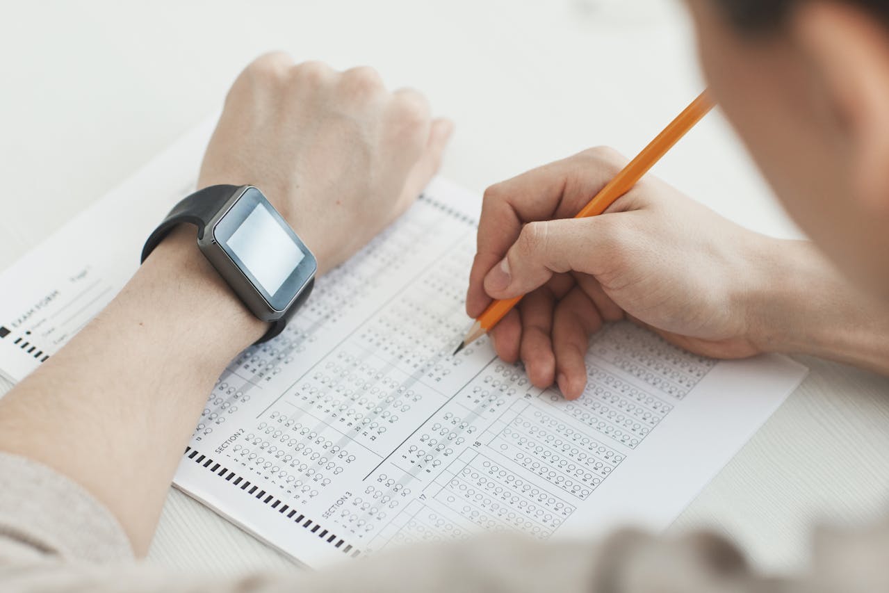 estudiante respondiendo las preguntas del examen EDIEMS