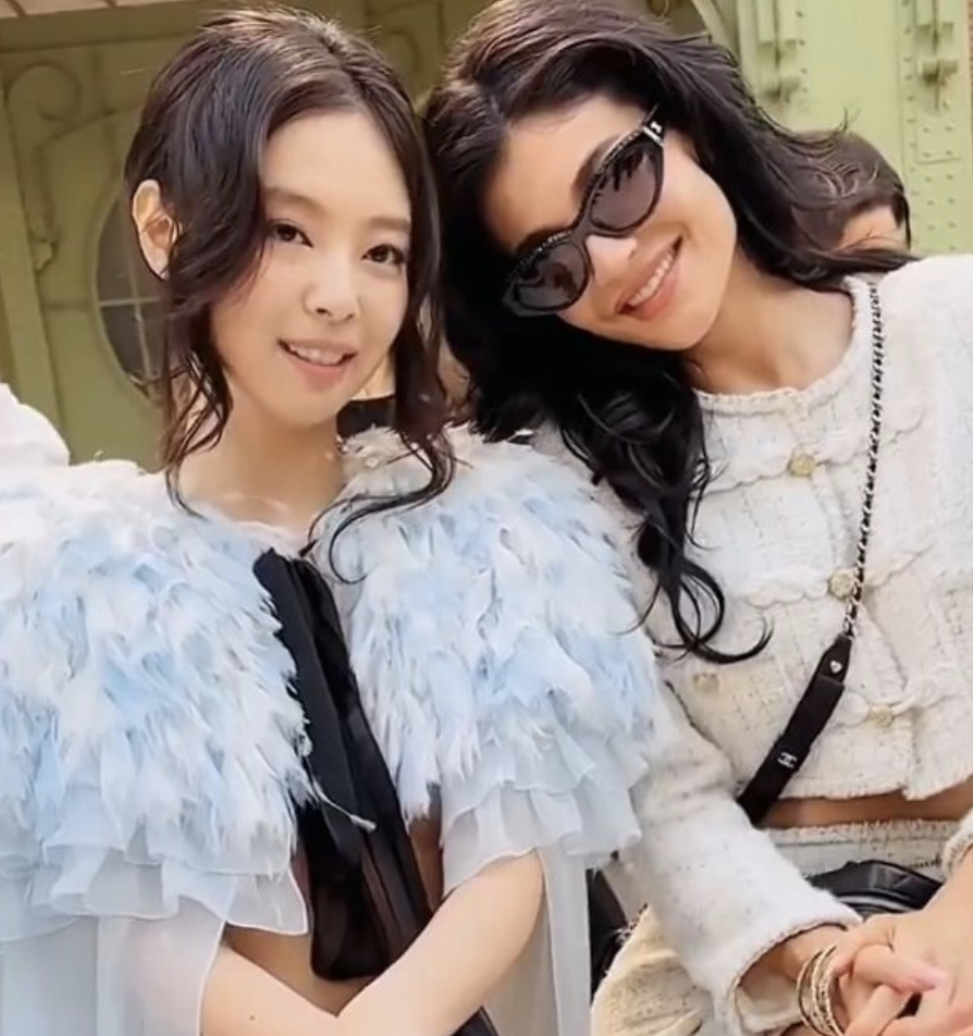 A picture of BLACKPINK's Jennie and Kylie Jenner 