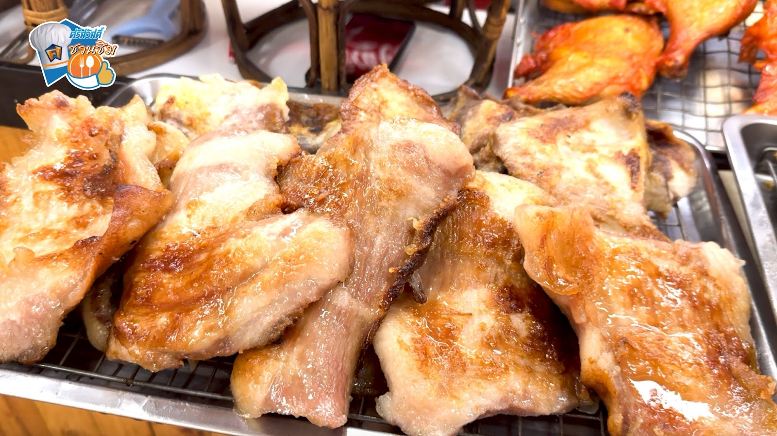 คอหมูย่าง ทางร้านย่างมาได้กำลังดี มีมันแทรกนิดๆ เคี้ยวแล้วนุ่มละมุน