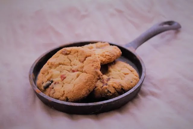 Cookies dengan berbagai variasinya, mulai dari soft baked cookies hingga waffle cookies, selalu jadi pilihan menarik bagi pecinta makanan manis. 