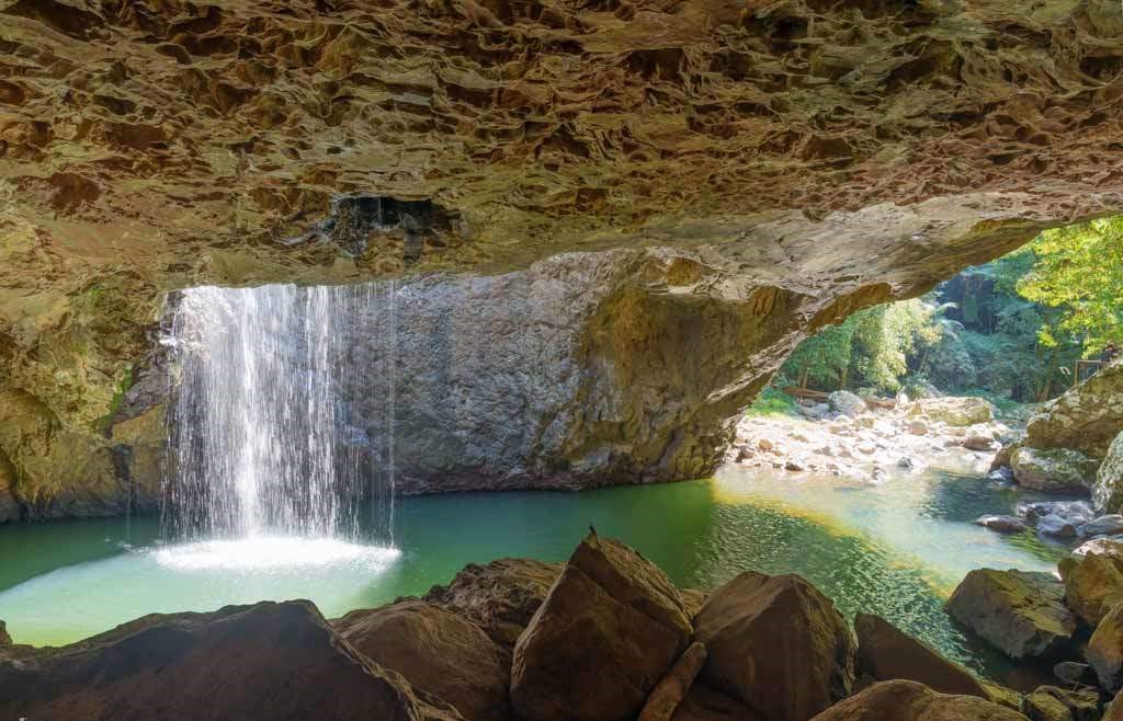 kham-pha-thac-nuoc-natural-bridge-hung-vi