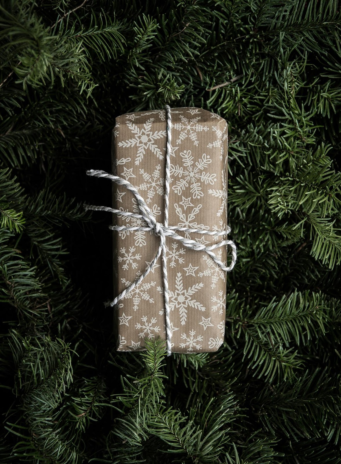 Gift box with a mineral-inspired mug