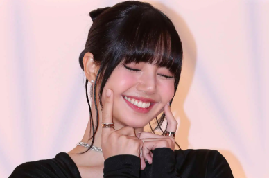 This contains an image of BLACKPINK Lisa