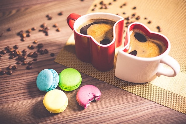 black coffee, macaroons, close-up