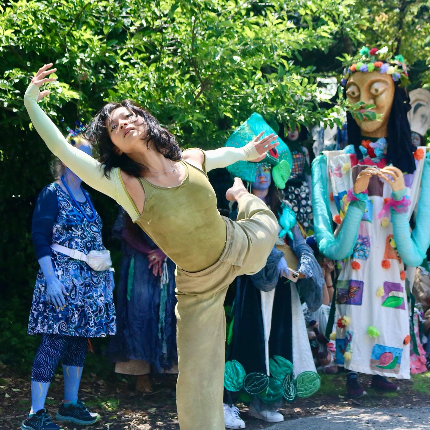 A person dancing in front of a group of people

AI-generated content may be incorrect.