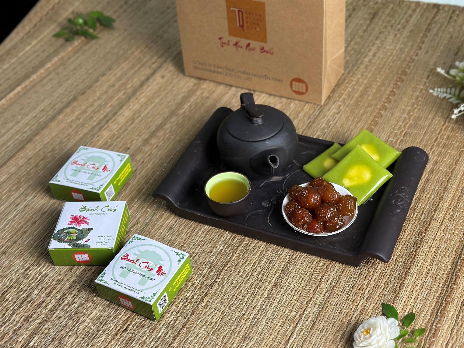 Bánh cốm và ô mai