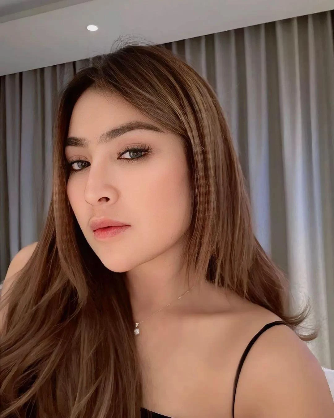 Gadis Cantik Menyihir Lewat Senyum Rahasia, gadis cantik, senyum rahasia, cewek menggoda