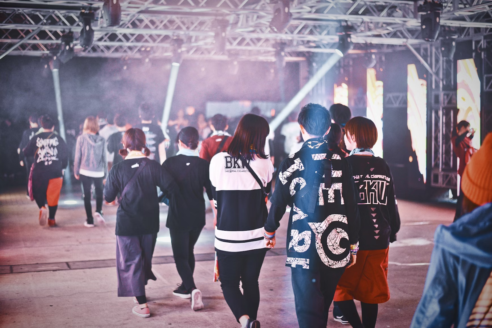 https://unsplash.com/photos/group-of-people-walking-inside-the-building-clzpNXOibcg 