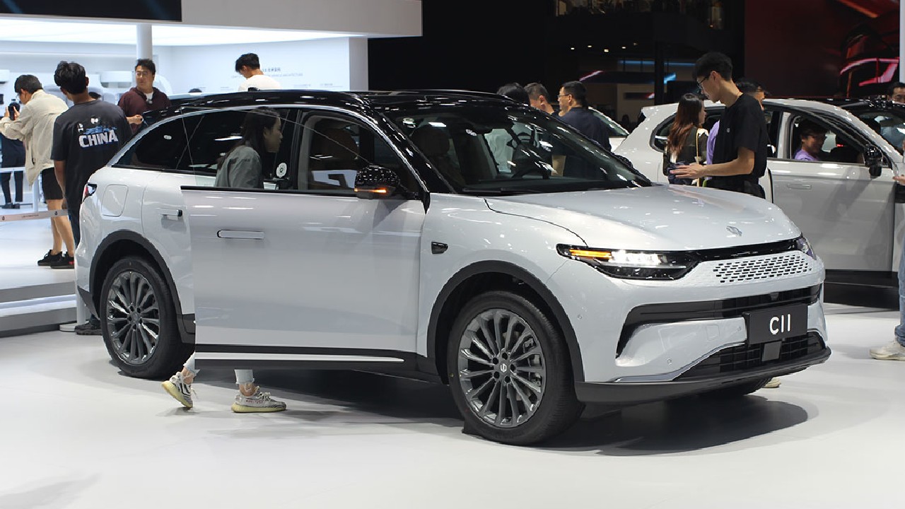ليب موتور تحقق 800,000 تسليم سيارة كهربائية وتطلق نسخة محدثة من SUV C16 2026 مع تحسينات في المدى والمساحة الداخلية.