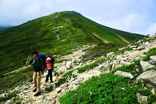 岩山を歩いている人

自動的に生成された説明