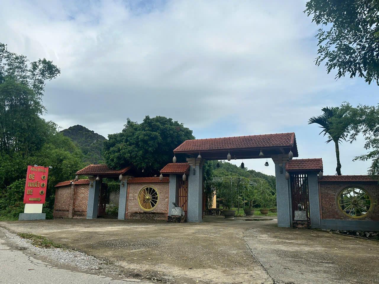 A gate with a clock in the middle of it

Description automatically generated