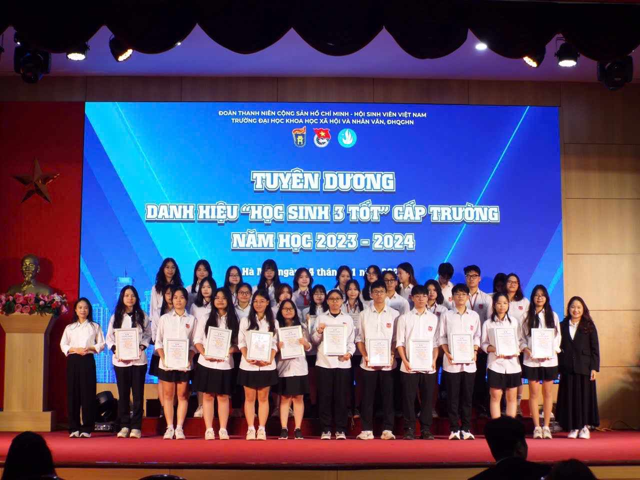 Học sinh trường THPT Chuyên KHXH&NV tại “Lễ kỉ niệm 75 năm ngày truyền thống học sinh sinh viên”, “Hội nghị Tổng kết công tác Đoàn - Đội và Phong trào học sinh sinh viên” và lễ tuyên dương “Học sinh 3 tốt” cấp trường năm học 2023-2024.