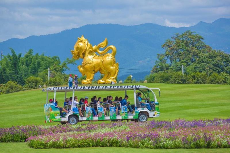 Chụp hình check in với tượng Singha (tượng kỳ lân) tại Công viên Nông trại Singha