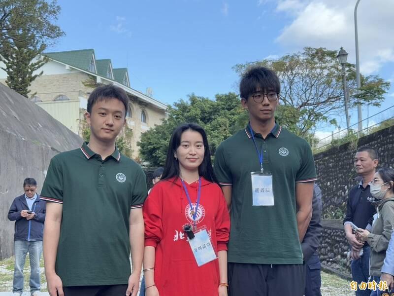 北京大學學生周諾亞(中)、中山大學學生曹銘禹(左)、趙鑫辰(右)出面受訪。(記者羅國嘉攝)