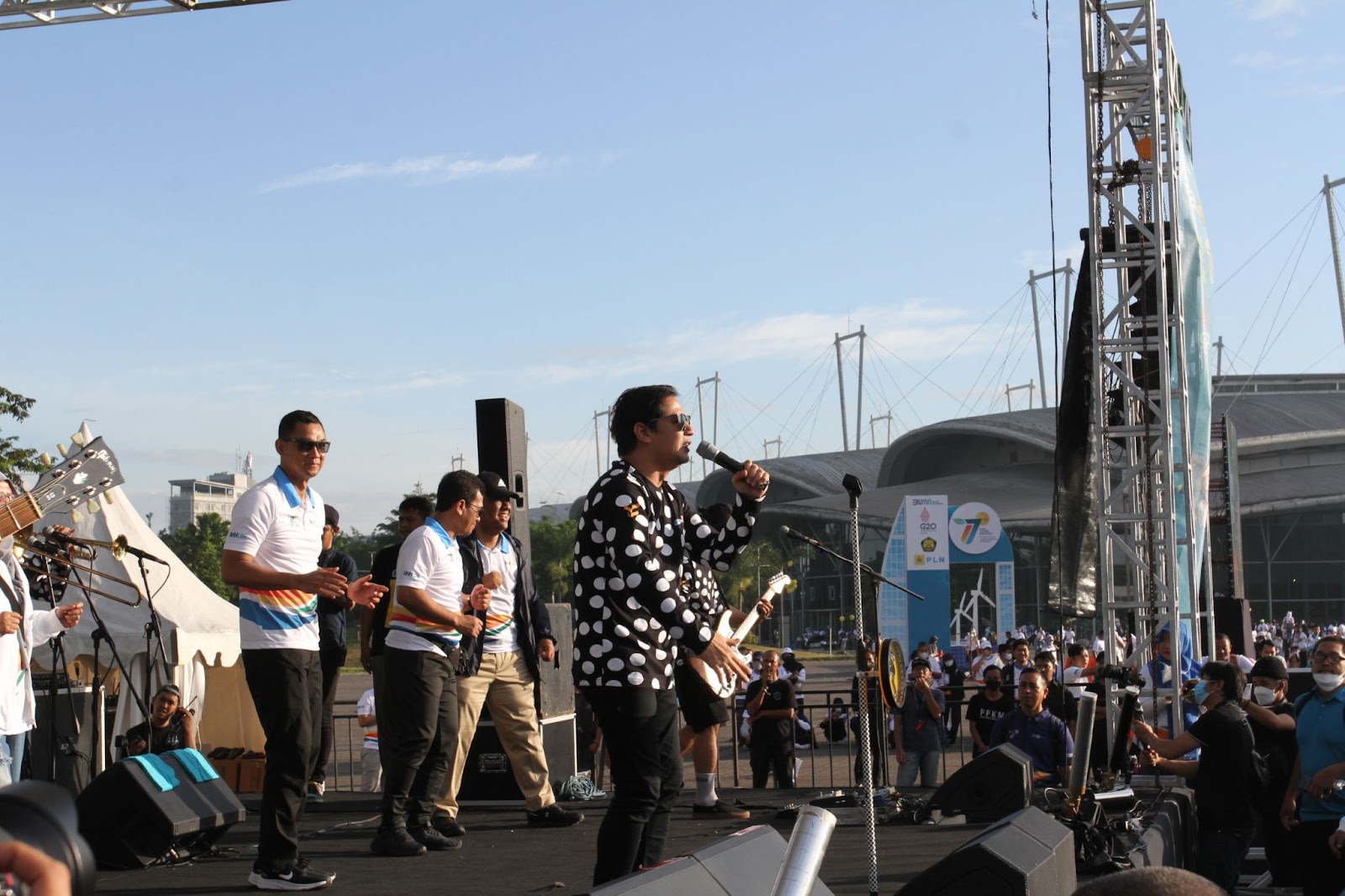 music performance at HLN 77 Fun Walk PT PLN - EastPro Event Organizer