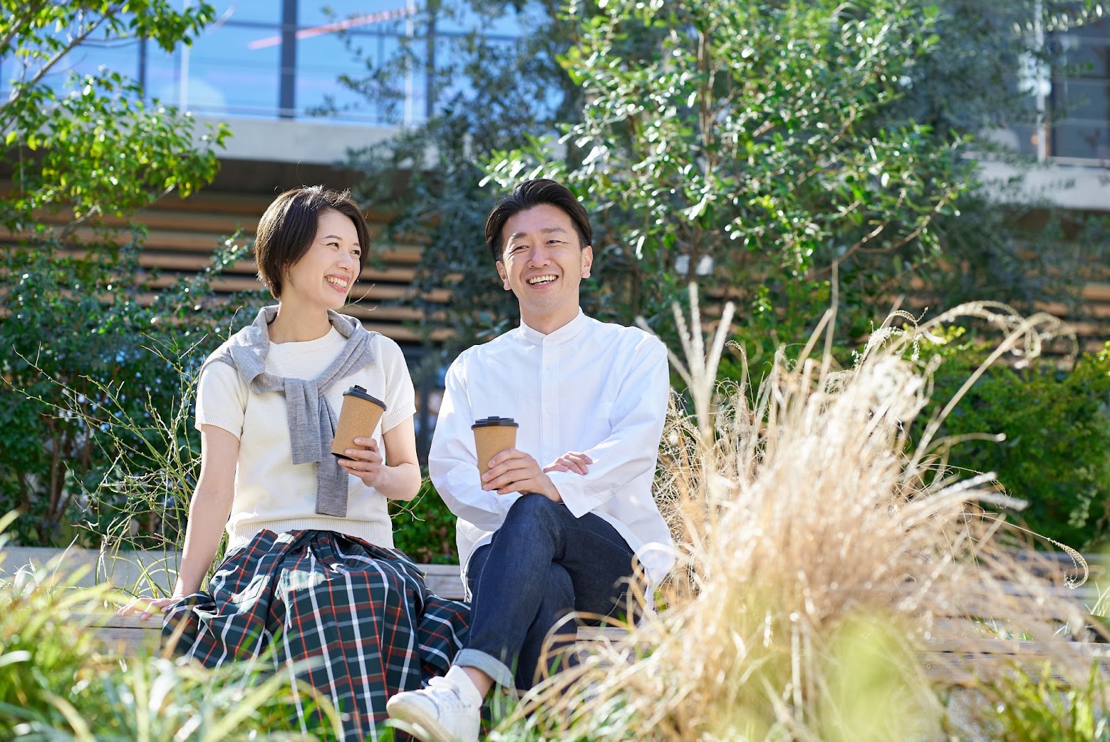 お茶をもって話している男女