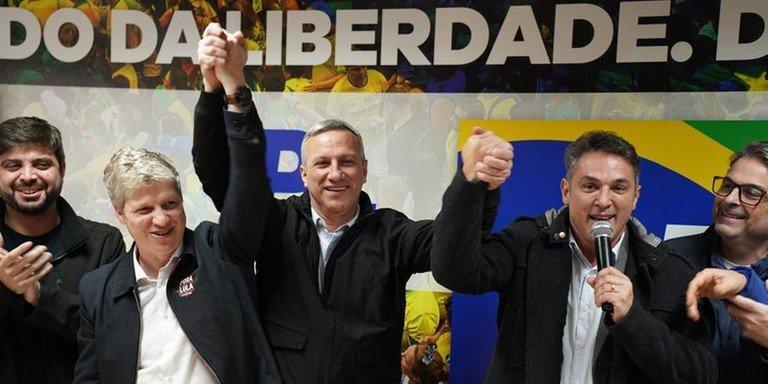 Pessoas posando para uma foto

O conteúdo gerado por IA pode estar incorreto.