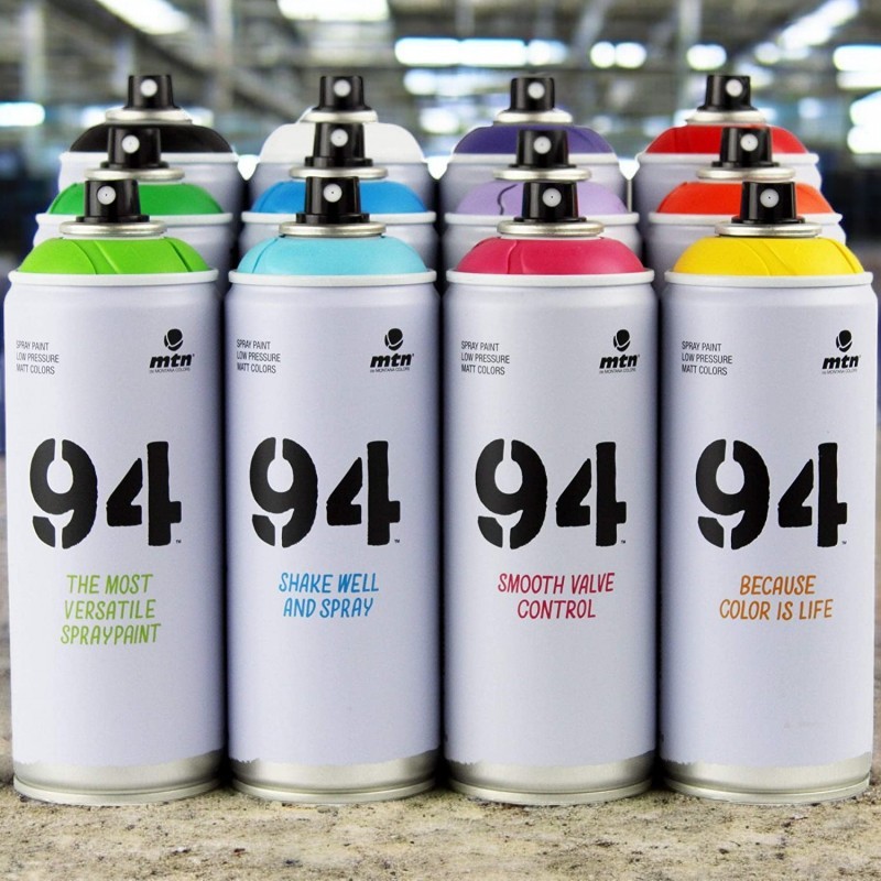 Des bombes de peinture en aérosol MTN 94 alignées, prêtes à l’usage pour créer des dégradés colorés.

