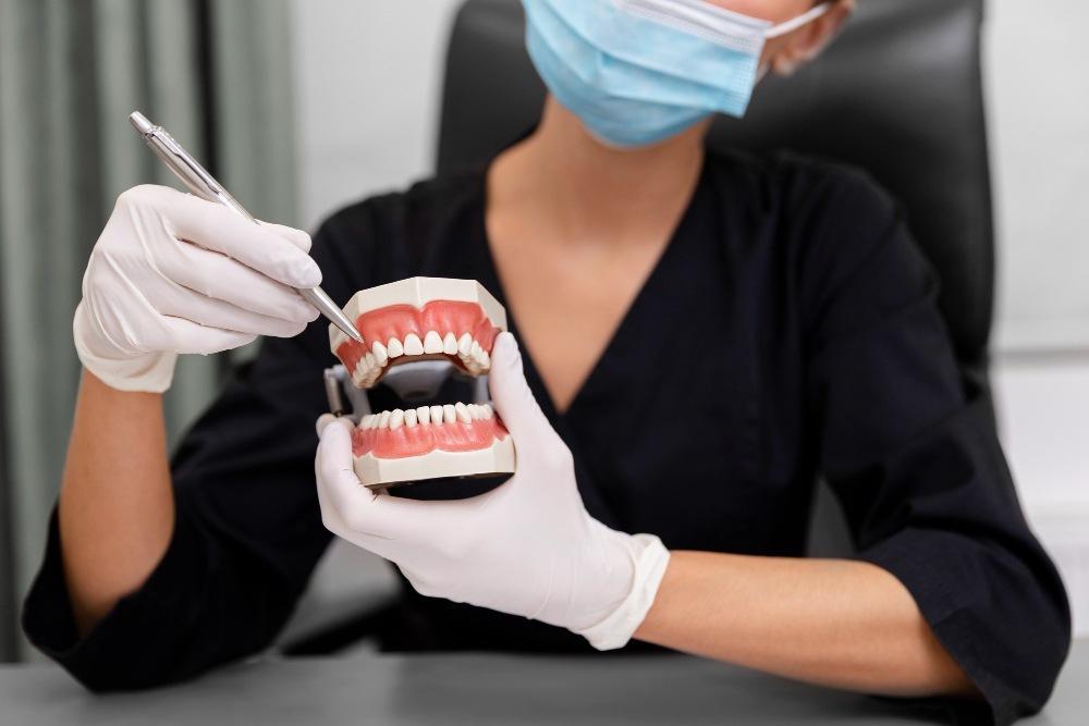 ¿Necesitas reemplazar dientes perdidos? Conoce aquí cuándo considerar los implantes dentales y explora sus ventajas.