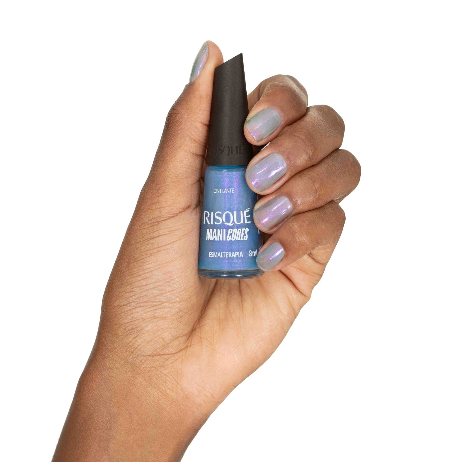 Uma mulher segura o esmalte Esmalterapia com as unhas pintadas de azul cintilante.