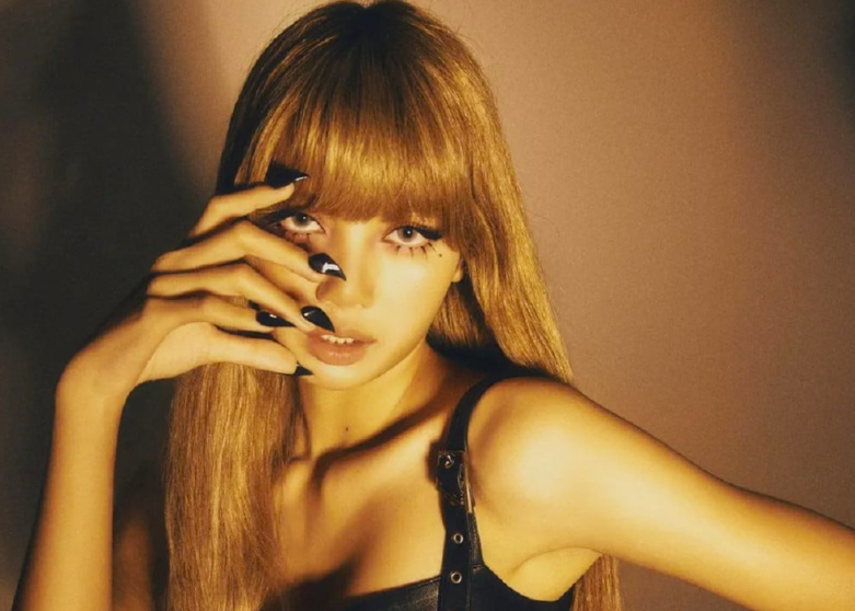 This contains an image of BLACKPINK Lisa