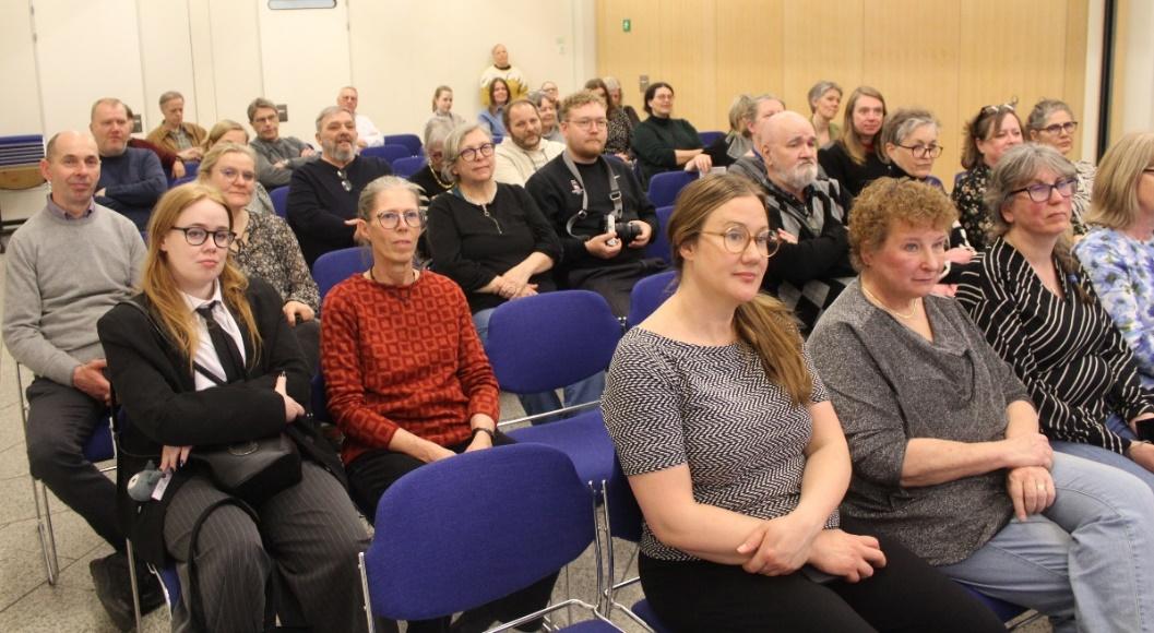 En bild som visar klädsel, person, Människoansikte, kvinna

AI-genererat innehåll kan vara felaktigt.