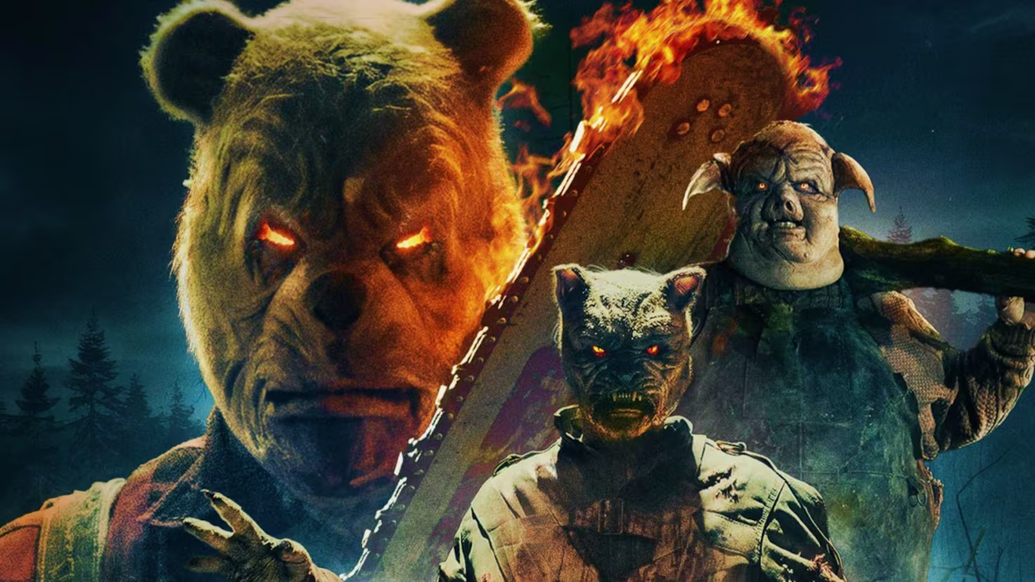 Personajes con máscaras aterradoras de oso, gato y cerdo en una escena de película de terror. Uno de ellos sostiene una gran sierra encendida en un bosque oscuro, creando una atmósfera siniestra.