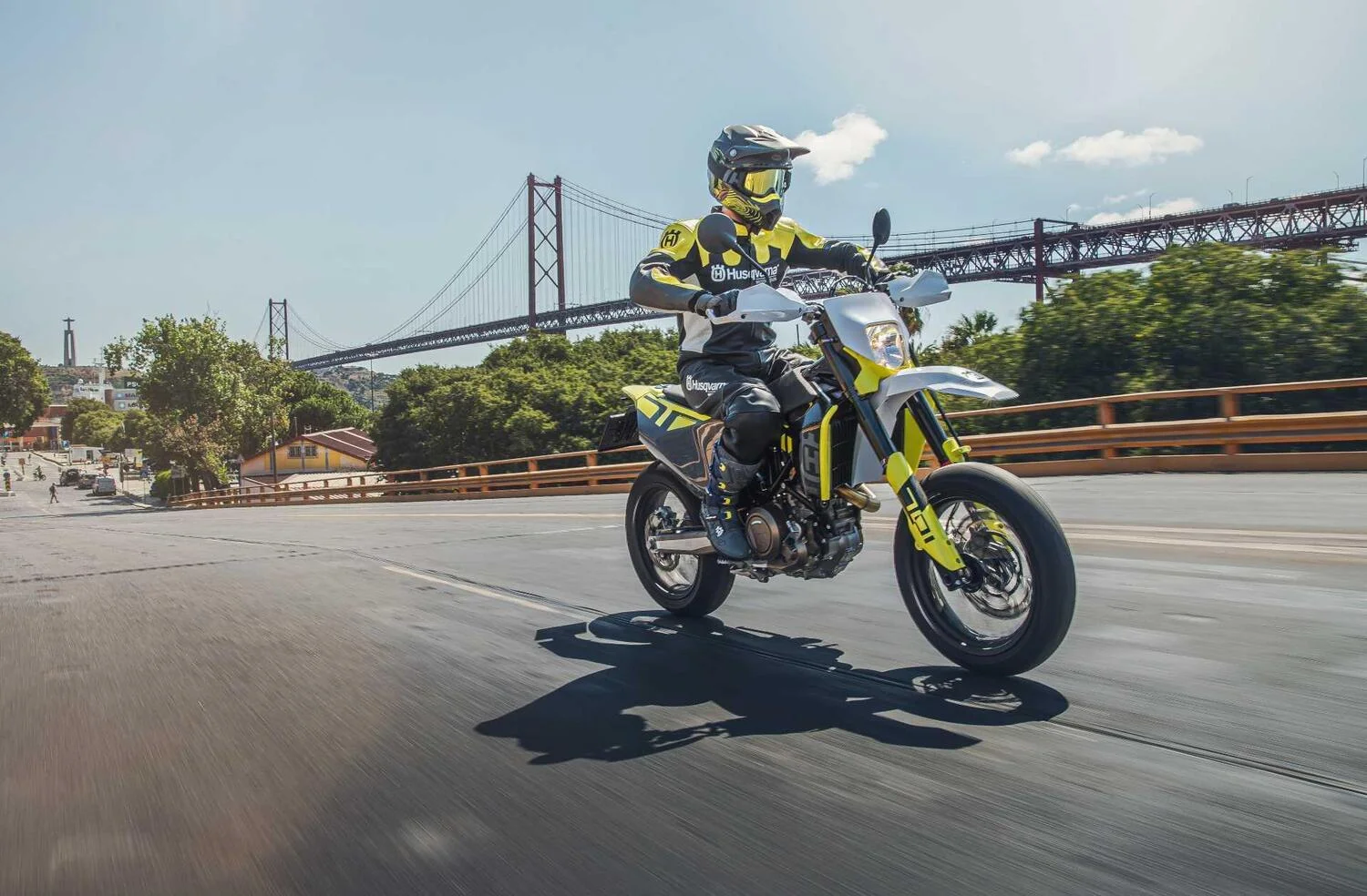 Supermoto berjalan di tengah kota