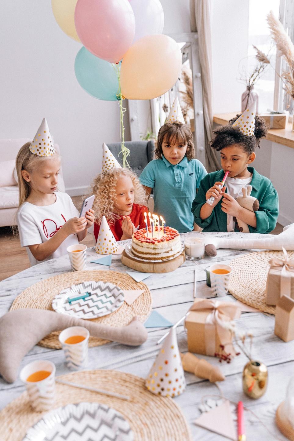 Une image contenant gâteau d’anniversaire, intérieur, anniversaire, Visage humain

Le contenu généré par l’IA peut être incorrect.