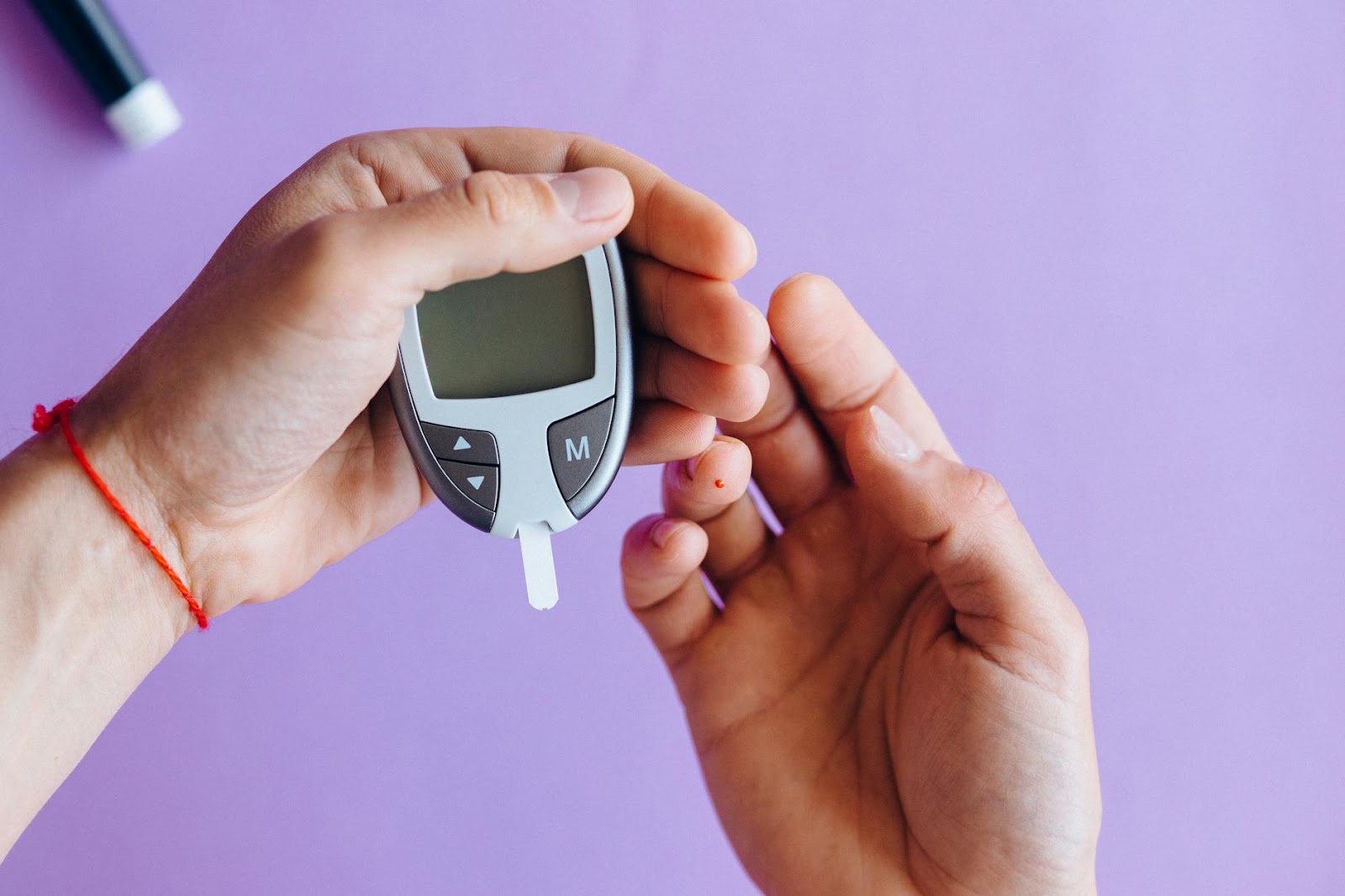 https://www.pexels.com/photo/person-holding-a-glucose-meter-6941101/