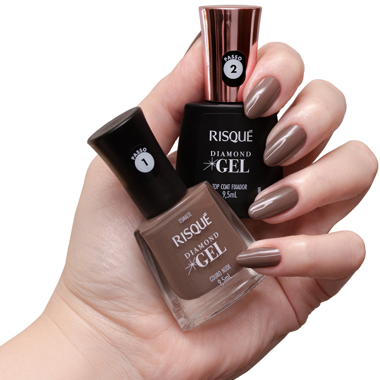 A mão de uma mulher segura os esmaltes Risqué Diamond Gel Couro Nude e Risqué Diamond Gel Top Coat Fixador.