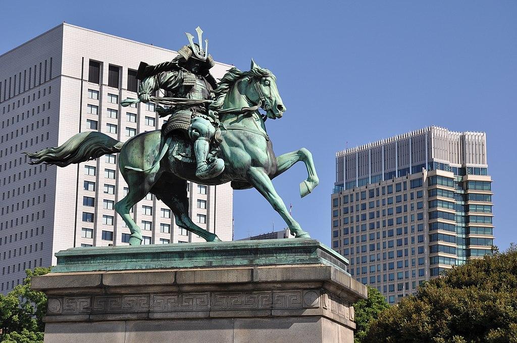 Kusunoki Msashige’s equestrian status at the Imperial Palace