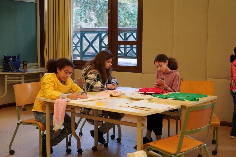 A group of children drawing on the table