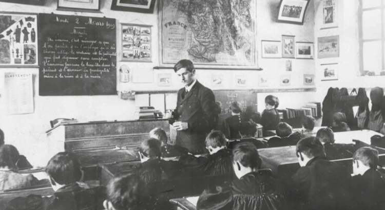 Élèves d'une école publique à Orbigny, dans l'Indre-et-Loire, en 1909, quatre ans après la mise en œuvre de la loi de séparation.