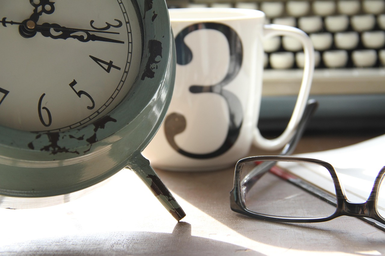 時計、　PC、マグカップのイメージ写真