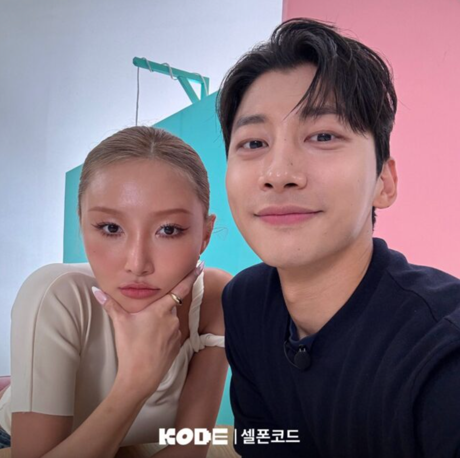 A picture of Hwasa and Kwak together 