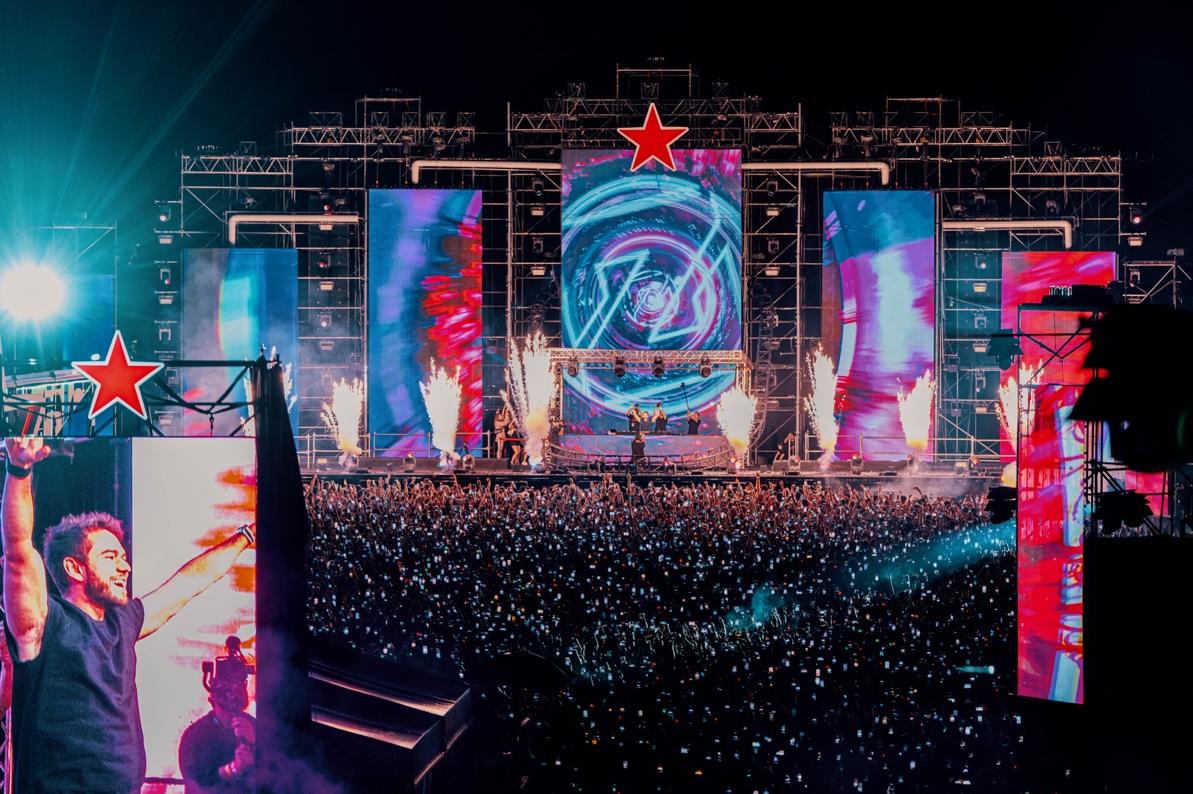 A large crowd of people at a concert

AI-generated content may be incorrect.