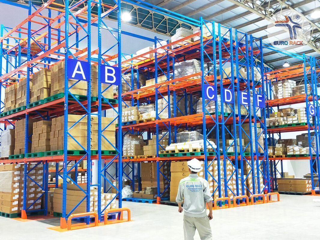 Việc làm bốc xếp là đưa hàng hoá lên kệ hoặc tháo dỡ đem hàng xuống